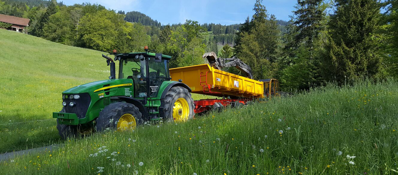 Lüönd Baggerbetrieb Traktor Transport